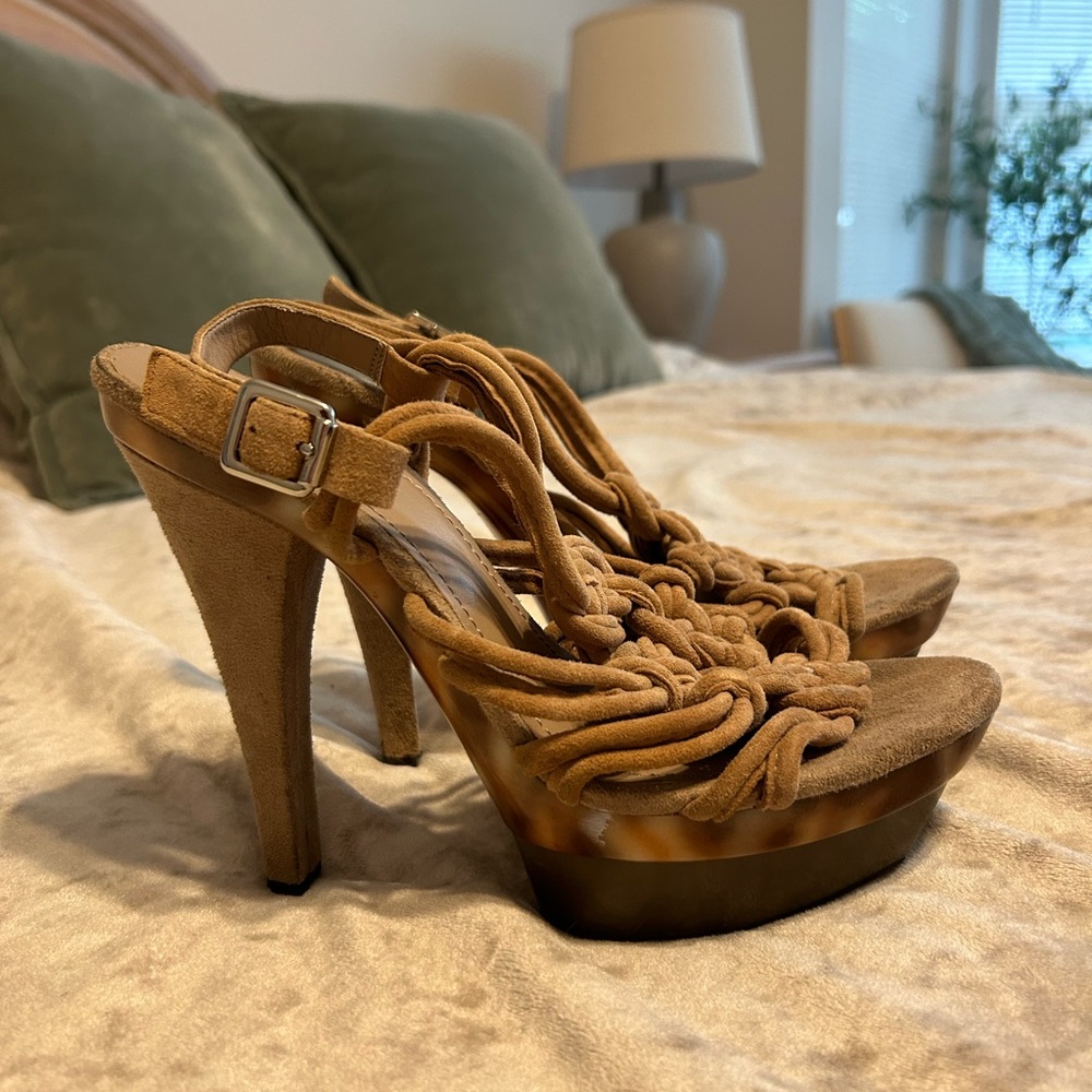 Suede twisted high heel with marble side